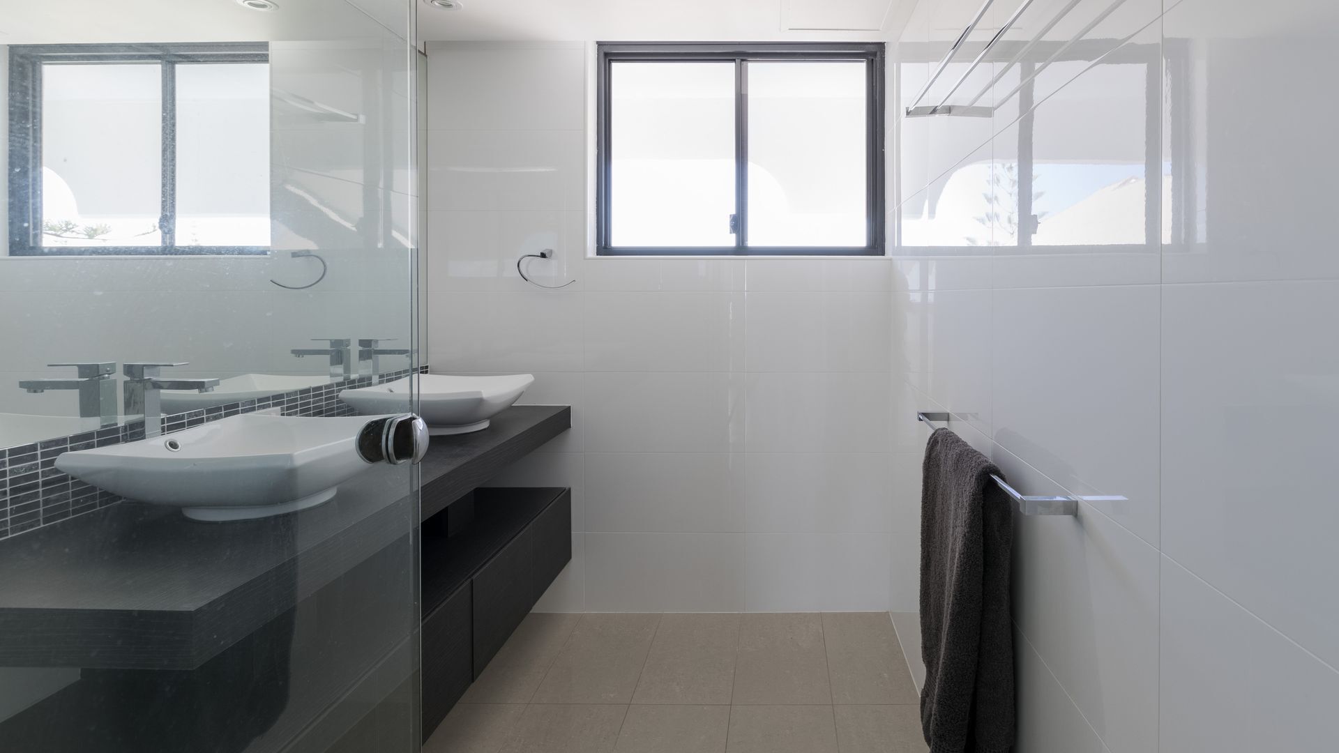 No 5 @Darenay 3 Bedroom Oceanfront Apartment — image 16