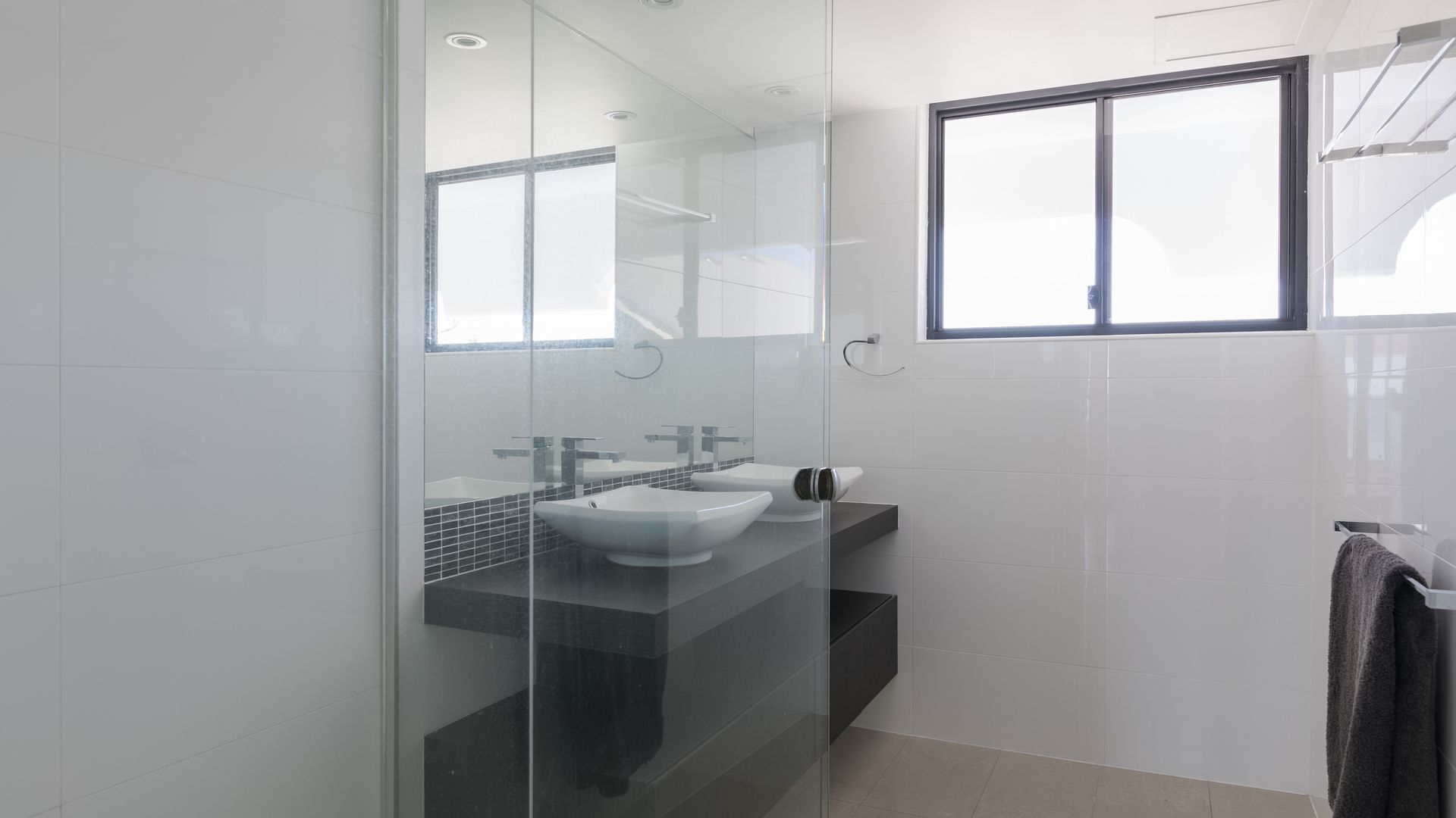 No 5 @Darenay 3 Bedroom Oceanfront Apartment — image 11