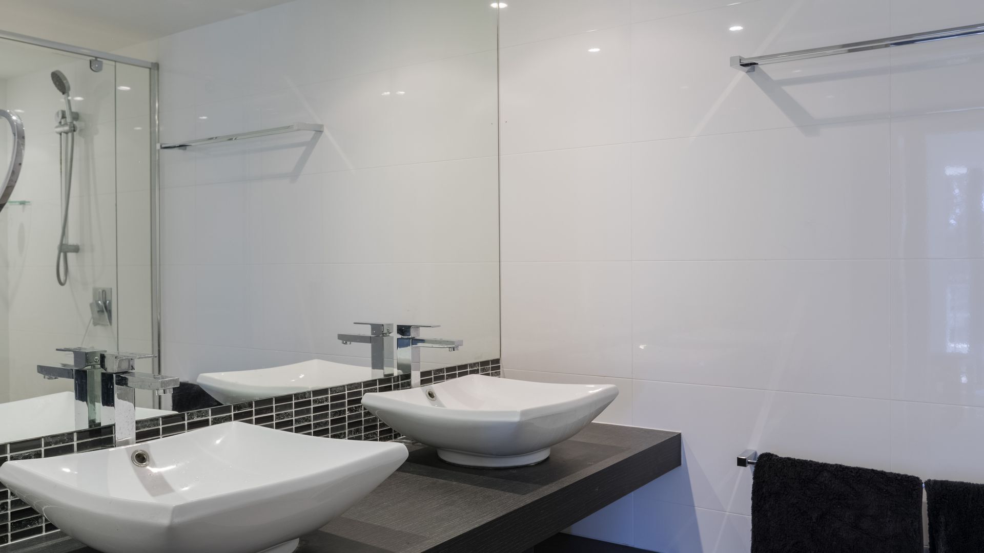 No 5 @Darenay 3 Bedroom Oceanfront Apartment — image 10