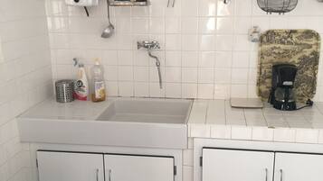 Micro-ondes, cafetiĂšre/bouilloire