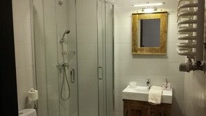 Douche, serviettes fournies, savon, papier toilette