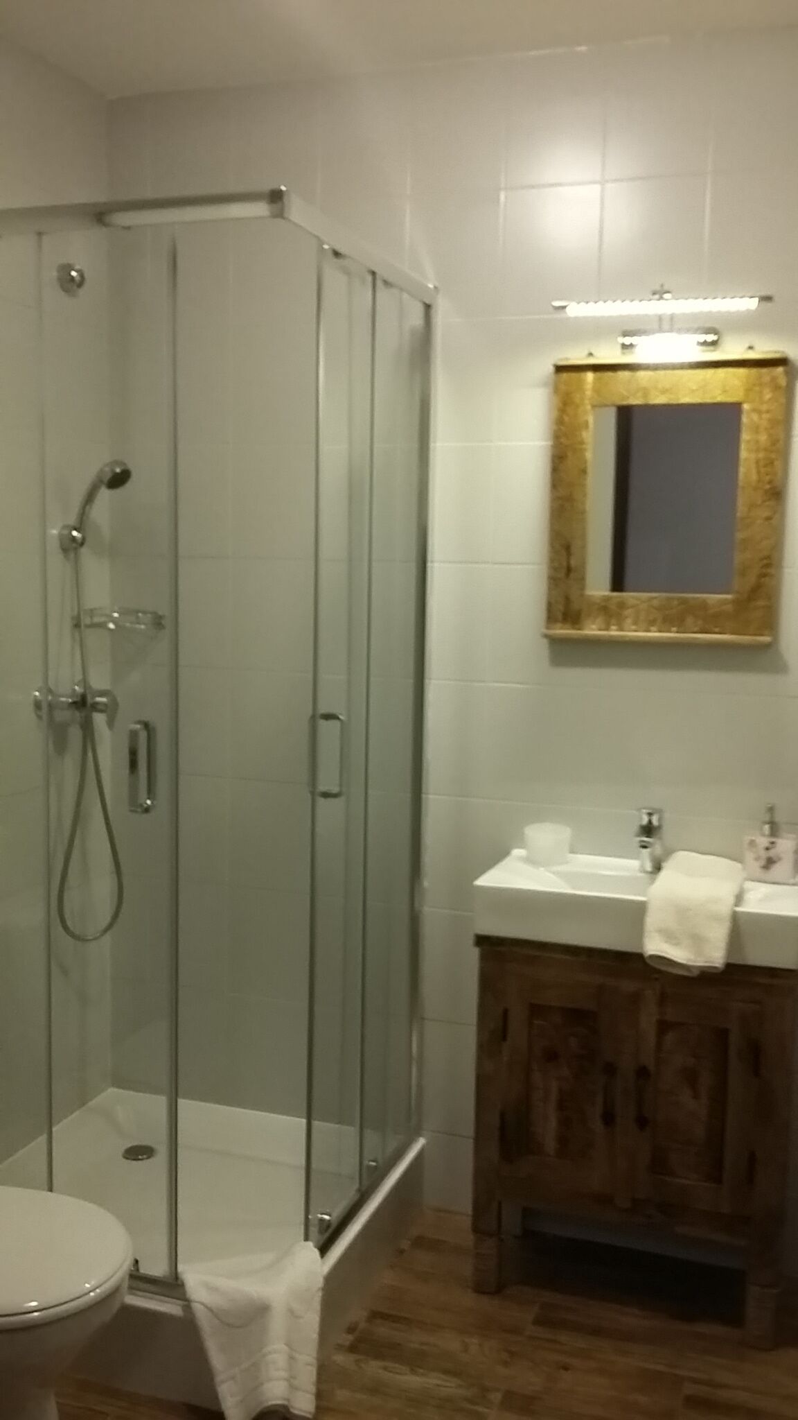 Dusche, Handtücher, Seife, Toilettenpapier