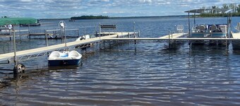 ペリカン湖の美しい湖側キャビン