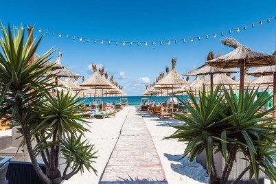 Sunny, Modern Apt. by the Beach ♥