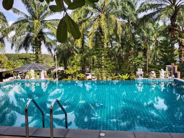 Una piscina al aire libre