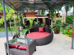 21-inch flat-screen TV with cable channels, TV - Palmthien Pool Villa Aonang (Krabi)