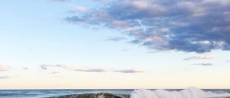 Playa en los alrededores, camastros y toallas de playa