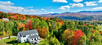 Benjamin Trail: 4 br, gas fireplace, a/c, deck with Mansfield views!