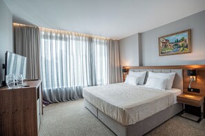 Minibar, coffres-forts dans les chambres, bureau