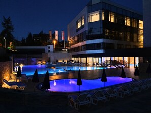 Fachada de la propiedad por la tarde o noche