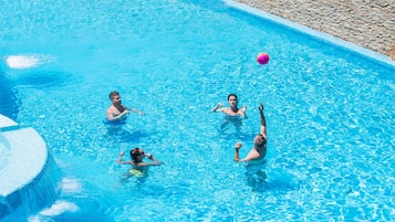 Piscina interna, 2 piscinas externas, guarda-sóis, espreguiçadeiras