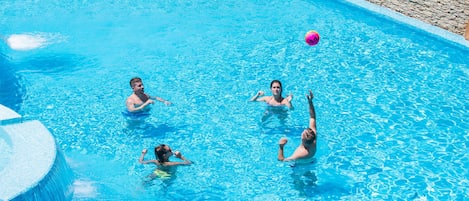 Innenpool, 2 Außenpools, Sonnenschirme, Liegestühle