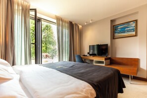 Standard Double or Twin Room, Balcony, Park View | Minibar, in-room safe, desk, laptop workspace - Hotel Tonanti (Vrnjacka Banja)