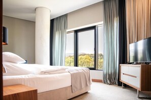 Minibar, in-room safe, desk, laptop workspace - Hotel Tonanti (Vrnjacka Banja)