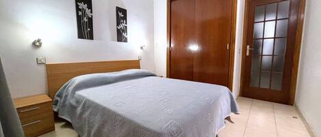 1 slaapkamer, een strijkplank/strijkijzer