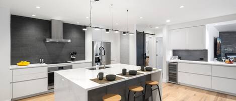 Kylskåp, mikrovågsugn, ugn och spishäll