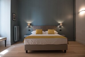 Deluxe Triple Room, Multiple Beds | Bathroom | Shower, rainfall showerhead, free toiletries, hair dryer - Domus Alberico (Rome)