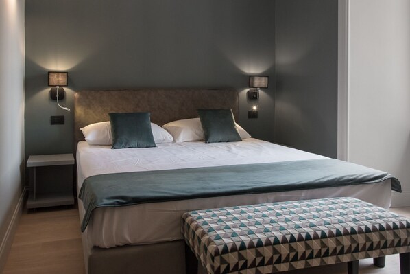 Deluxe Room (Castle View) | In-room safe, individually decorated, individually furnished, desk - Domus Alberico (Rome)