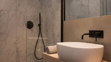 Shower, rainfall showerhead, free toiletries, hair dryer