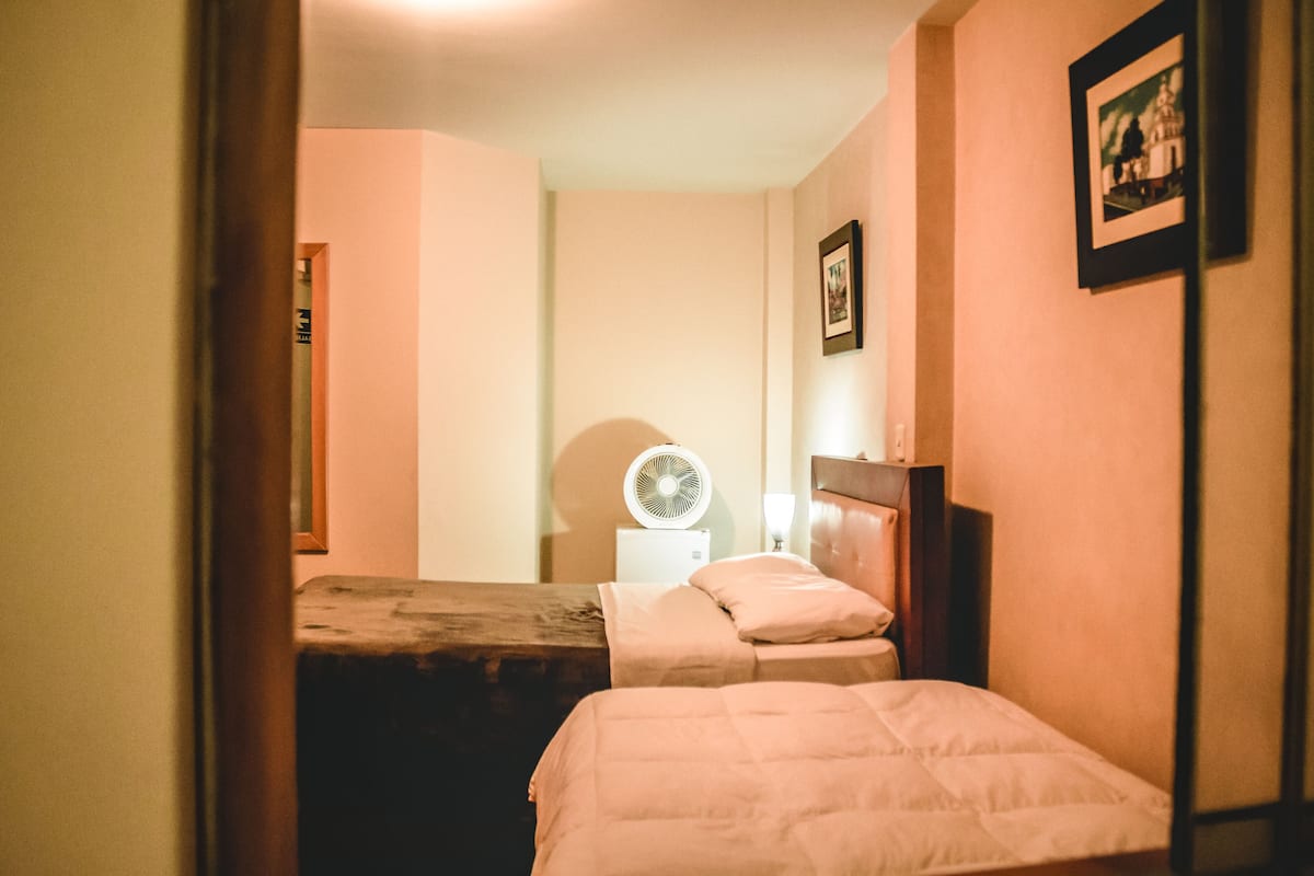 Standaard driepersoonskamer | Luxe beddengoed, donzen dekbedden, een minibar, een kluis op de kamer