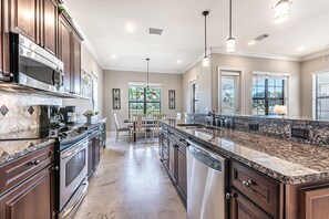 Uuni, liesi, astianpesukone, kahvin-/teenkeitin