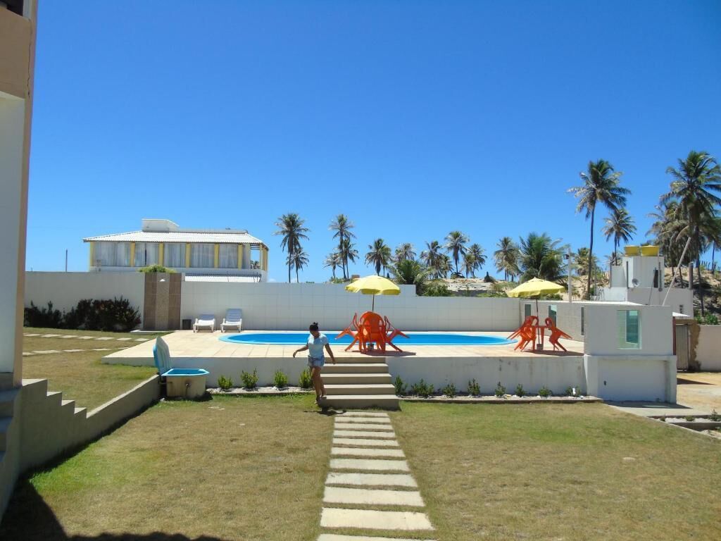 Una piscina al aire libre, tumbonas