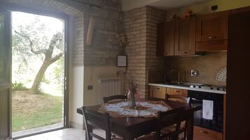 Monolocale | Cucina privata | Frigorifero, forno, piano cottura, pentole/stoviglie/utensili