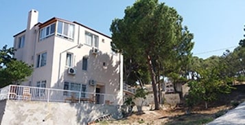 Konaklama yerinin ön cephesi