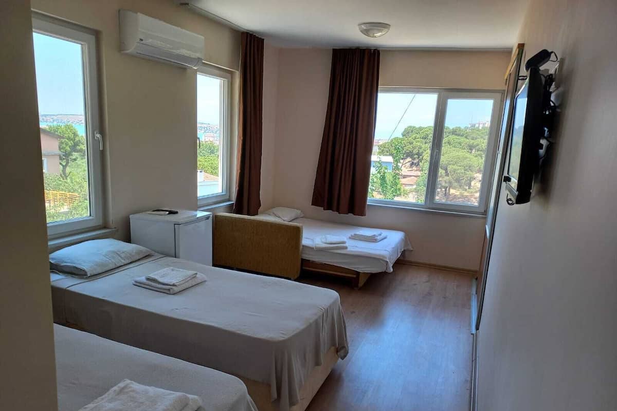 4 Kisilik Deniz ve Orman Manzarali Oda | Wi-Fi gratuito, lenzuola