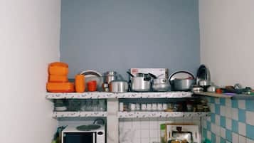 Jääkaappi, mikroaaltouuni, keittoastiat/astiat/ruokailuvälineet