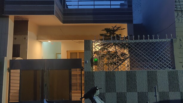 Ein modernes Gebäude mit Balkon und einem verschlossenen Eingang.