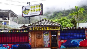 Un edificio con fachada colorida y un cartel que dice 'Santa Cruz Backpackers'.