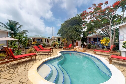 Romantic cabana w/ strong WiFi & shared pool/grill/enclosed yard-close to beach