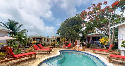 Romantic cabana w/ strong WiFi & shared pool/grill/enclosed yard-close to beach