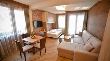 Studio trung tâm thành phố | Bàn, màn/rèm cản sáng, phòng cách âm