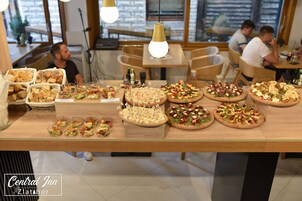 包含每日自助早餐