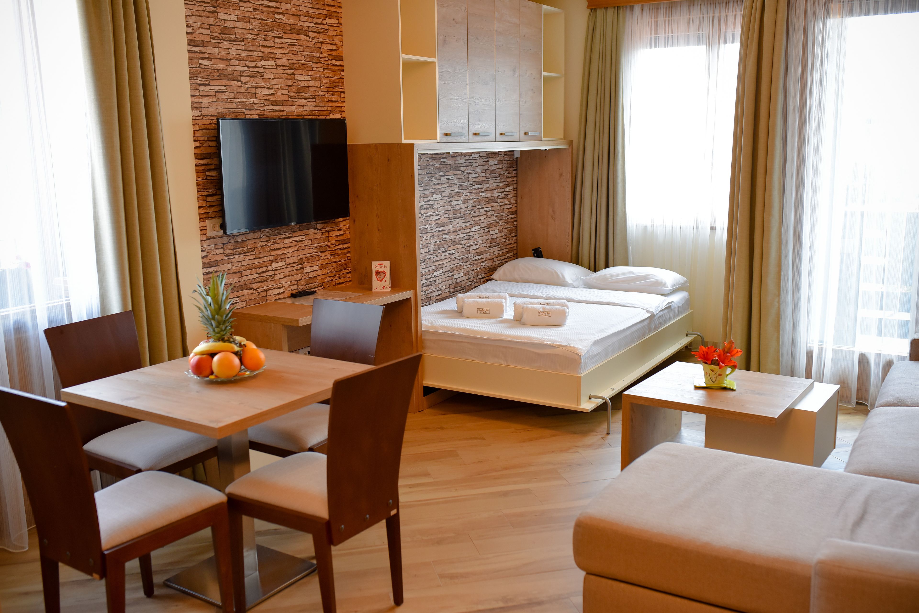 City Studio | Desk, blackout curtains, soundproofing, free cots/infant beds