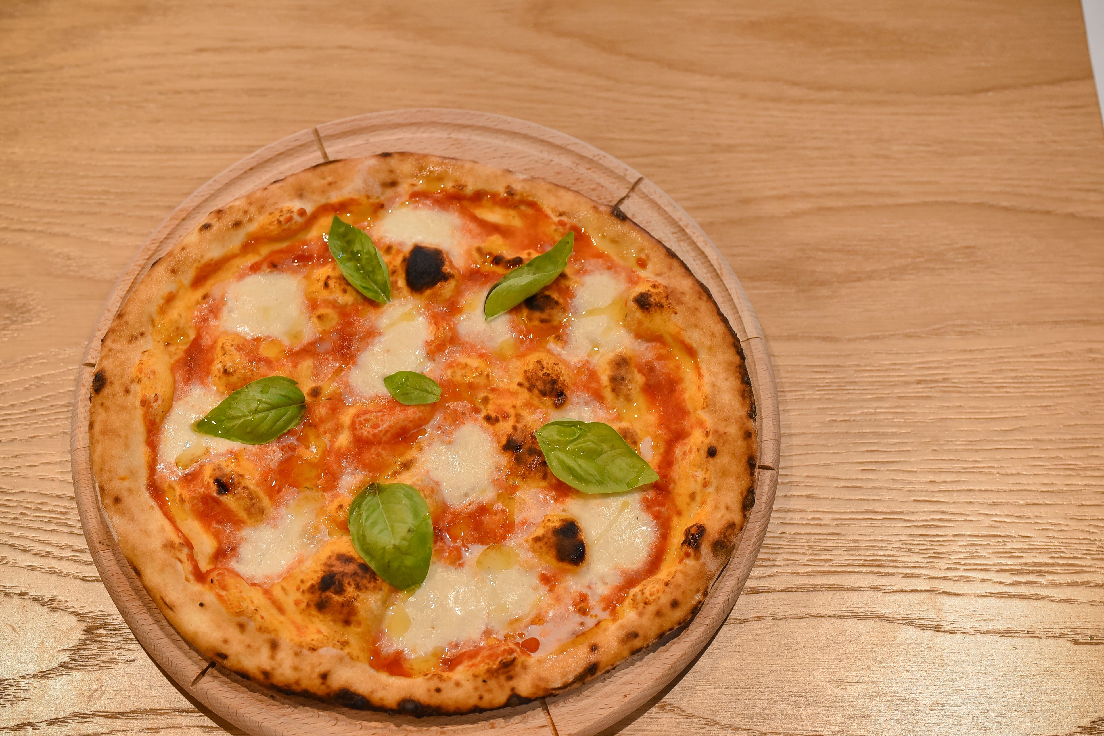 Una pizza sobre una tabla de madera.