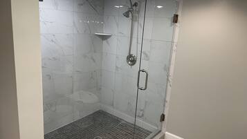 SĂšche-cheveux, serviettes fournies, savon, shampoing
