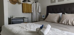 2 bedrooms, desk, iron/ironing board, WiFi - "Villa kaliva" kalives beach (Kalýves Polygýrou)