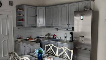 Geladeira, fogão, cooktop, cafeteira/chaleira