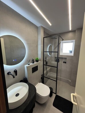 Hårtørrer, badekåber, Shampoo, Toiletpapir