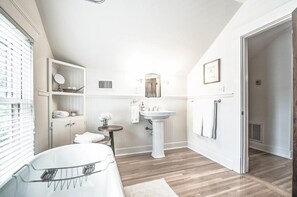 King Suite | Bathroom | Free toiletries, hair dryer, towels, soap - Belmont Blvd Bed and Breakfast (Nashville)