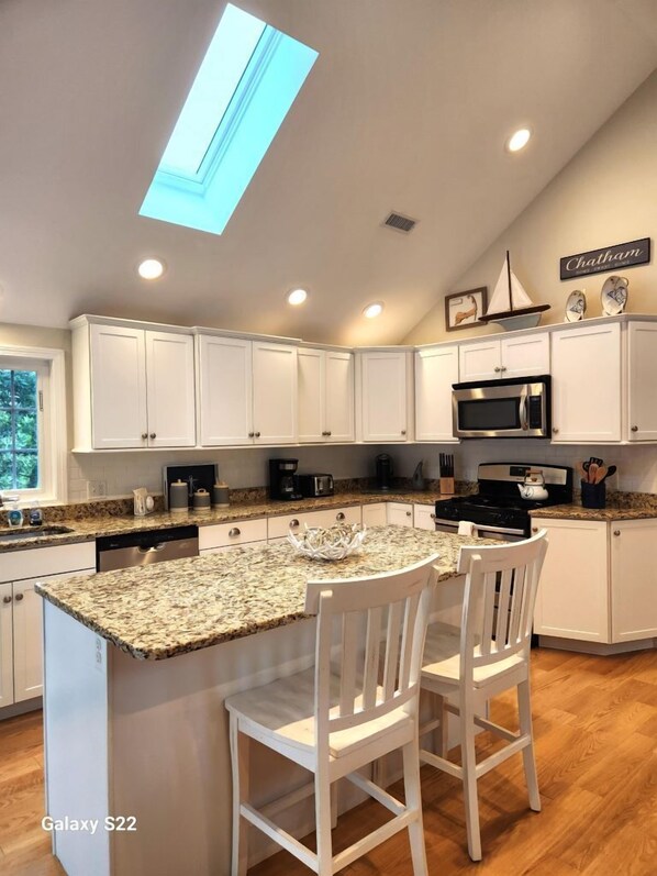 Microwave, stovetop, dishwasher, coffee/tea maker - Nautical Comfort near Rail Trail (Chatham)