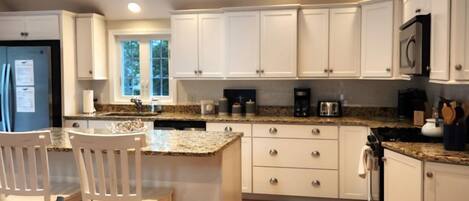 Microondas, parrilla de estufa, lavavajillas y cafetera y tetera