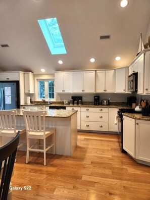 Microwave, stovetop, dishwasher, coffee/tea maker - Nautical Comfort near Rail Trail (Chatham)