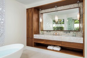 Een douche, handdoeken