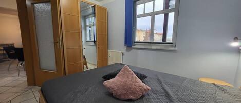 1 bedroom, travel cot