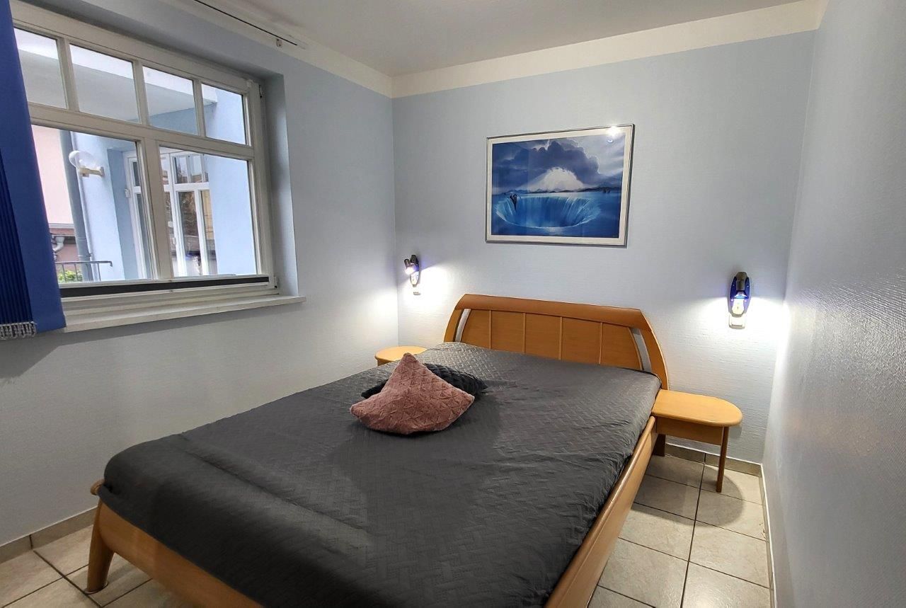 1 bedroom, travel cot