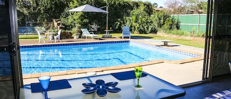 Una piscina al aire libre